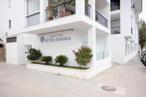 un edificio blanco con una señal que readsriskatal africa kawi en Hostal Altea Karma, en Altea