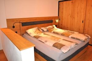Postel nebo postele na pokoji v ubytování Haus Alpenglühn