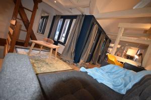 sala de estar con sofá y mesa en 4 Quai des Pêcheurs - Charmant duplex sur les quais, en Estrasburgo