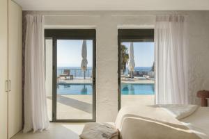 Bazén v ubytování Villa Anton by Cura Villas Collection nebo v jeho okolí