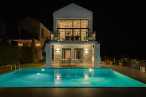 Bazén v ubytování Villa Anton by Cura Villas Collection nebo v jeho okolí