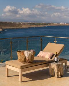 カラタスにあるVilla Anton by Cura Villas Collectionの海を望むバルコニー(椅子、テーブル付)