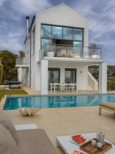 Bazén v ubytování Villa Anton by Cura Villas Collection nebo v jeho okolí