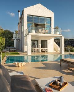 Bazén v ubytování Villa Anton by Cura Villas Collection nebo v jeho okolí