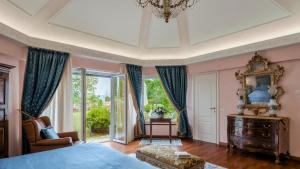 Ένα ή περισσότερα κρεβάτια σε δωμάτιο στο VILLA EDEN 8, Emma Villas