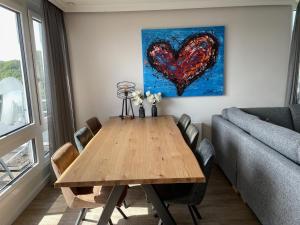 ヴィンターベルクにあるApartment Heartbeatのハートペインティングのリビングルームの木製テーブル