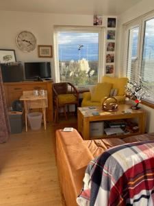 A seating area at Jacquie's B&B -Dumfries-Room with a view - hot tub