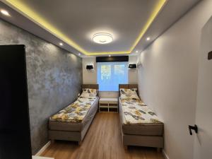 Кровать или кровати в номере HouseCube, Bar , prywatne Kino, Bilard , Luxus
