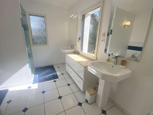 une salle de bain blanche avec lavabo et douche dans l'établissement Maison pour grande famille avec jardin, terrasse, proche Golf et Port à La Forêt-Fouesnant - FR-1-481-149, à La Forêt-Fouesnant 25 autres photos