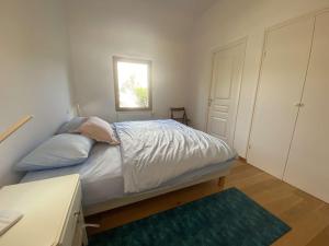 une petite chambre avec un lit et une fenêtre dans l'établissement Maison pour grande famille avec jardin, terrasse, proche Golf et Port à La Forêt-Fouesnant - FR-1-481-149, à La Forêt-Fouesnant