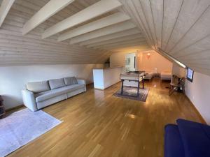 un salon avec un canapé et un piano dans l'établissement Maison pour grande famille avec jardin, terrasse, proche Golf et Port à La Forêt-Fouesnant - FR-1-481-149, à La Forêt-Fouesnant