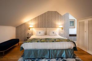 a bedroom with a large bed in a room at Dona Maria Hotel in Figueira da Foz