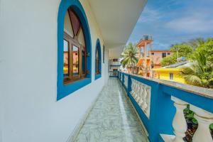 een balkon van een huis met blauwe en witte muren bij Baga Fantacia Beach Inn in Calangute