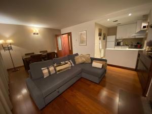 sala de estar con sofá y cocina en Vall Fosca Apartment "Majue" en Torre de Capdella