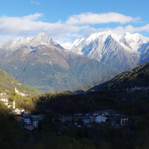 - une vue sur une chaîne de montagnes avec des montagnes enneigées dans l'établissement residenza " Il gufetto", à Lombro