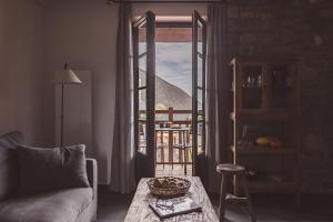 una sala de estar con una puerta que da a un balcón en Les Hauts de Saint-Lary, en Saint-Lary-Soulan