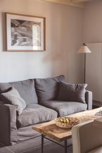 sala de estar con sofá y mesa en Les Hauts de Saint-Lary, en Saint-Lary-Soulan