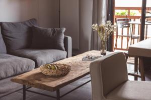 una sala de estar con una mesa con un bol de fruta. en Les Hauts de Saint-Lary, en Saint-Lary-Soulan