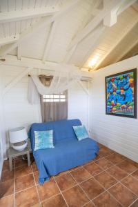 - une chambre avec un canapé bleu dans l'établissement Villa LALALAND, au Gosier 34 autres photos