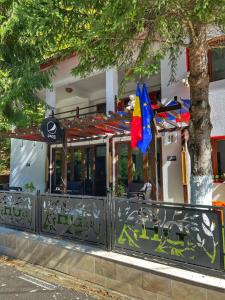 Hotel Gâlma في مورويني: مطعم فيه اعلام امام مبنى