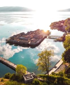 una vista aérea de un muelle en el agua en Victoria Apartment, en Ohrid