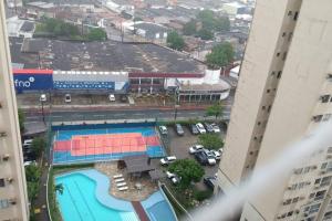 een uitzicht over een zwembad in een stad bij Apto 3/4 Mobiliado em Recife Cond. CLUBE in Recife