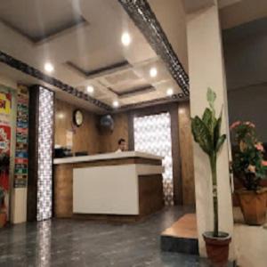 un vestíbulo con un mostrador y una persona en una cocina en Hotel Supriya International - Bihar en Bettiah