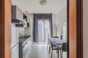 a kitchen with a table and a dining room at Zagar House-Venice Airport Close-by Apt W Parking in Campalto