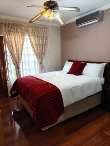 a bedroom with a bed and a ceiling fan at Unit 89 Pendleberry Holiday Resort in Bela-Bela