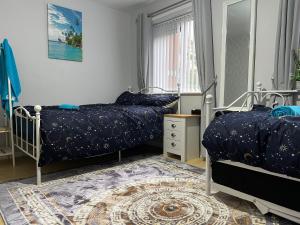 Postel nebo postele na pokoji v ubytování Cosy Warm Apartment in the heart of Moseley