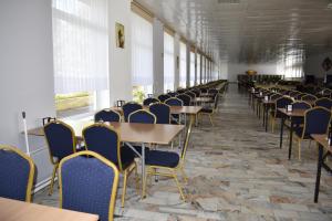 an empty dining hall with tables and chairs at OW Ania in Dźwirzyno