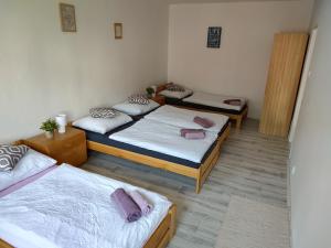 um quarto com três camas num quarto em Apartmán U Kláštera em Broumov