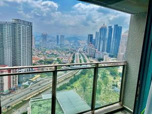 - une vue sur la ville depuis un bâtiment dans l'établissement Summer suites near klcc, à Kuala Lumpur