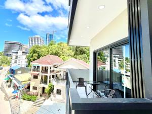 balkon z widokiem na miasto w obiekcie SKYVIEW Residence & Apartments Sihanoukville w mieście Preăh Sihanŭk