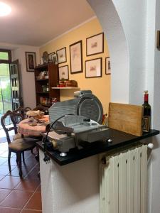 een keuken met een groot apparaat op een aanrecht bij Appartamento Lory in Baveno