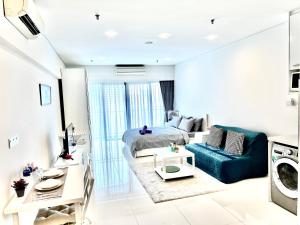 un soggiorno con letto e divano di Summer suites near klcc a Kuala Lumpur