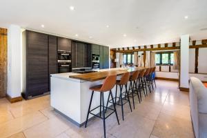 Η κουζίνα ή μικρή κουζίνα στο Period Luxury Converted Barn Windsor/Maidenhead - Perfect for family groups +108 φωτογραφίες
