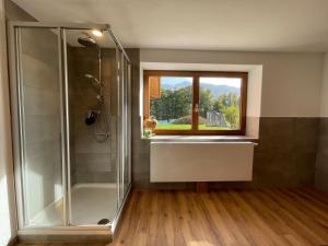 baño con ducha y ventana en Untergrübelhof, en Breitenbach am Inn
