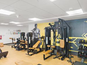 Fitness centrum a/nebo fitness zařízení v ubytování WelHome - Luxury Apt Close to Yas Water and Ferrari World