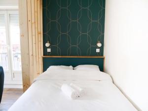 1 dormitorio con cama blanca y pared verde en Armée 11 - Joli Studio récemment rénové, en Estrasburgo