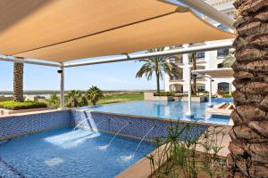 Bazén v ubytování WelHome - Luxury Apt Close to Yas Water and Ferrari World nebo v jeho okolí
