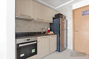 Kuchyň nebo kuchyňský kout v ubytování WelHome - Luxury Apt Close to Yas Water and Ferrari World