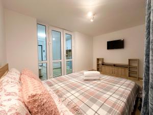 a bedroom with a bed and a large window at Renthouse Apartments City Gates #5 in Chişinău