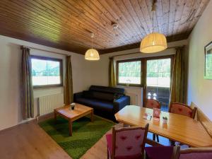 ein Wohnzimmer mit einem Sofa und einem Tisch in der Unterkunft Garni Bärenwirt in Leutasch