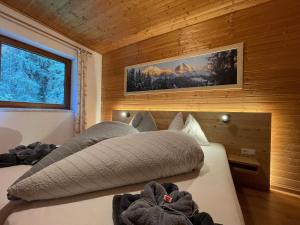 um quarto com uma cama numa parede de madeira em Garni Bärenwirt em Leutasch