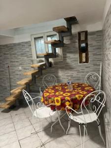 - une salle à manger avec une table et des chaises dans l'établissement Appartement en plein centre ville du bourget, au Bourget