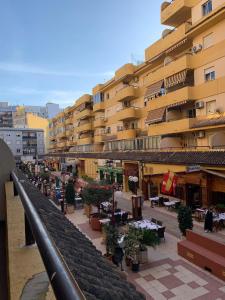 een balkon van een gebouw met tafels en stoelen bij Jardín en el centro de Calpe in Calpe
