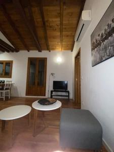 sala de estar con 2 mesas y sofá en Gigantones, en Toledo