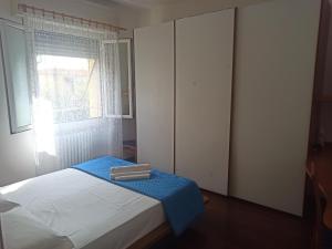ein Schlafzimmer mit einem Bett und einem blauen Handtuch darauf in der Unterkunft Stanza Maggiore in Parma