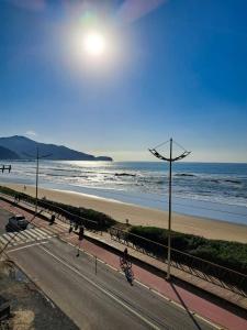 a road next to a beach with the ocean at Gravatá Praia Hotel- Frente ao mar in Navegantes